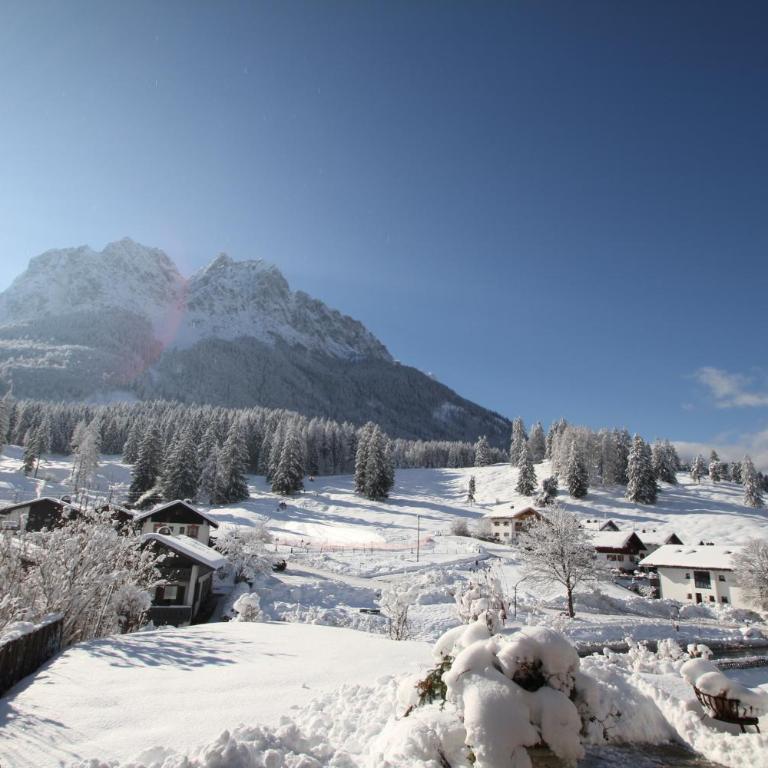 Bayern Resort Hotel - Adults only - mit Zugspitzblick - Eibsee-Nähe - Wellnessbereich - Naturpool im Sommer - Superior Doppelzimmer mit Bergblick - 18