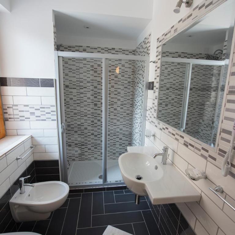 Donna Rosa Accommodation - Camera Matrimoniale con Balcone - 9
