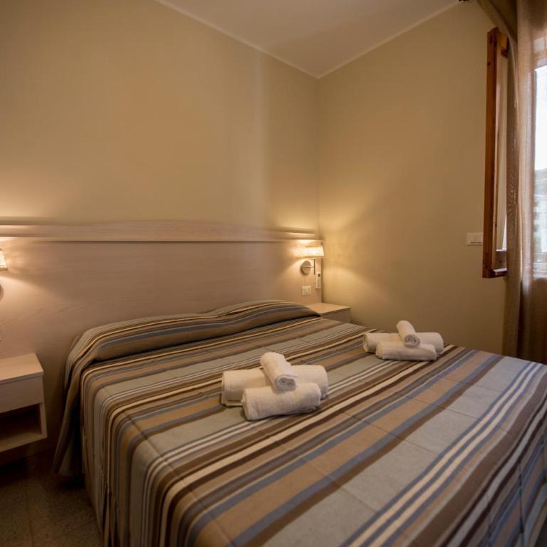 Donna Rosa Accommodation - Camera Matrimoniale con Balcone - 5
