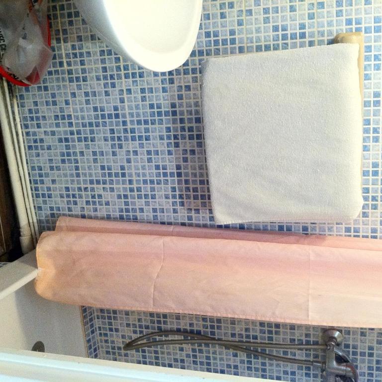 Hotel Des Arts - Chambre Double avec Douche et Toilettes Communes - 2