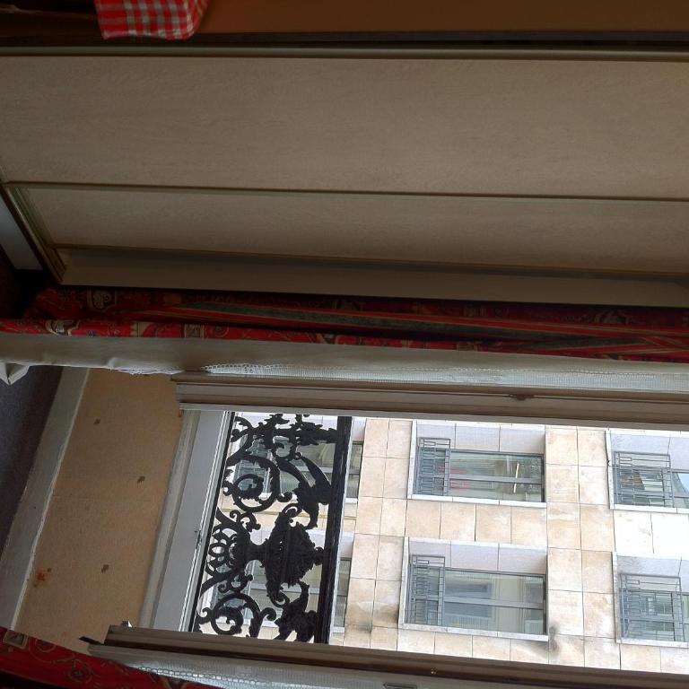 Hotel Des Arts - Chambre Double avec Douche et Toilettes Communes - 8