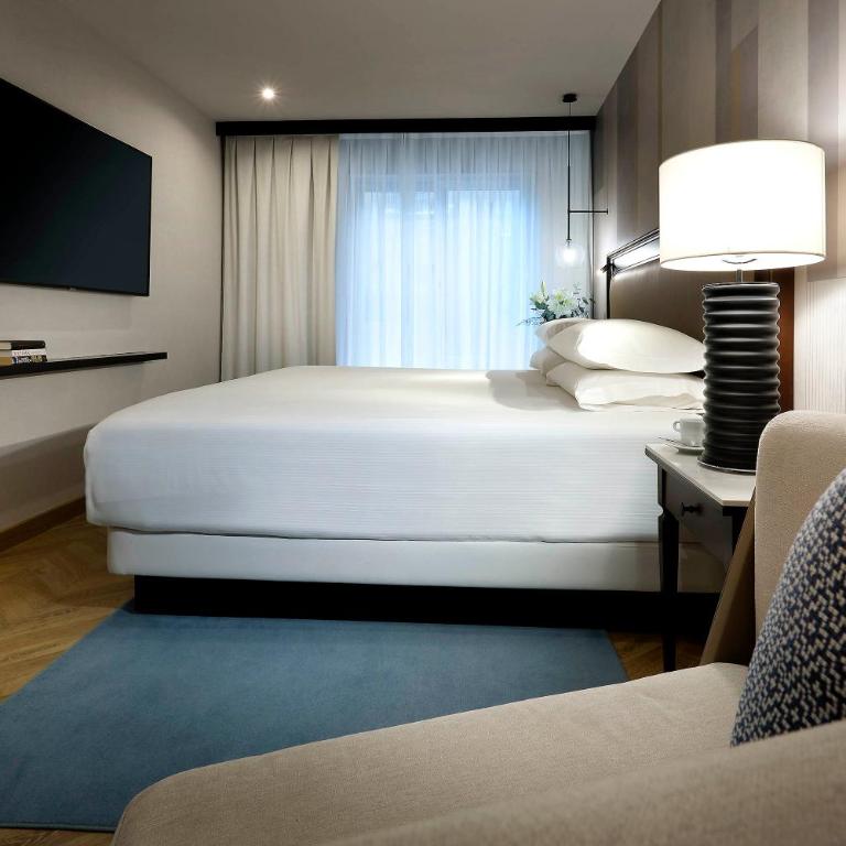 Hyatt Regency Hesperia Madrid - Habitación con cama extragrande y balcón - 1