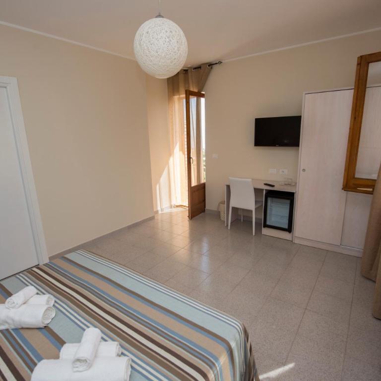Donna Rosa Accommodation - Camera Matrimoniale con Balcone e Vista Mare - 11