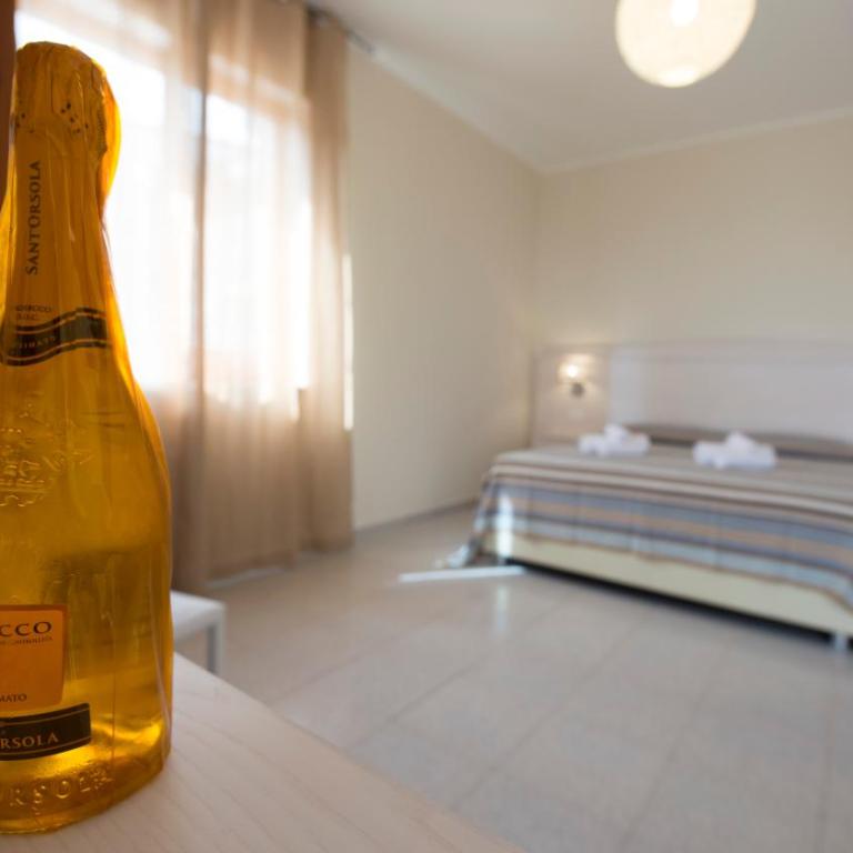 Donna Rosa Accommodation - Camera Matrimoniale con Balcone e Vista Mare - 5