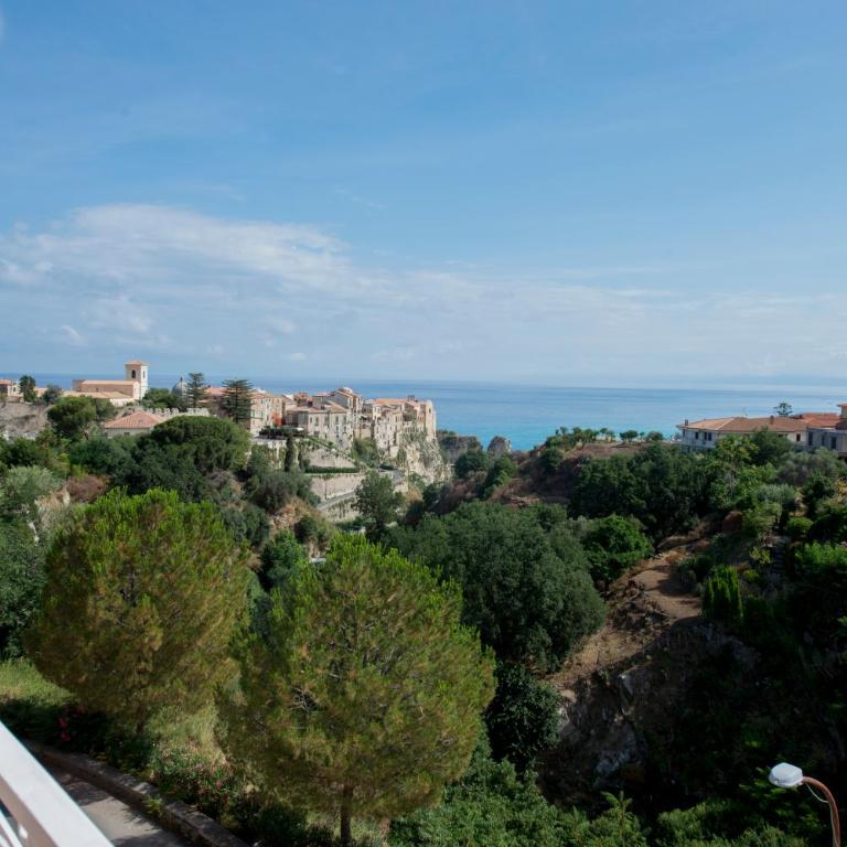 Donna Rosa Accommodation - Camera Matrimoniale con Balcone e Vista Mare - 4