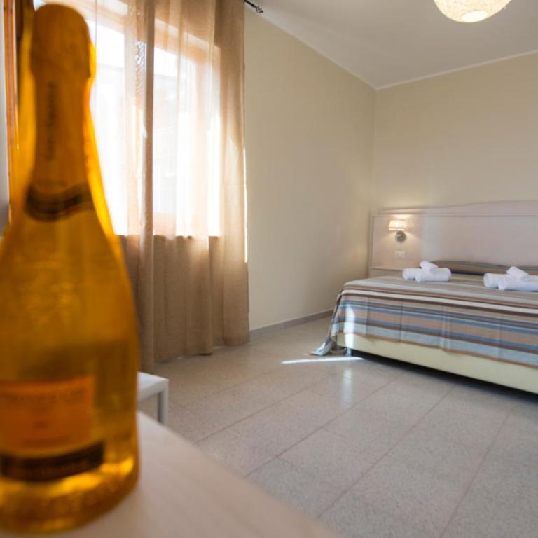 Donna Rosa Accommodation - Camera Matrimoniale con Balcone e Vista Mare - 3