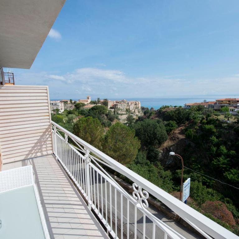 Donna Rosa Accommodation - Camera Matrimoniale con Balcone e Vista Mare - 2