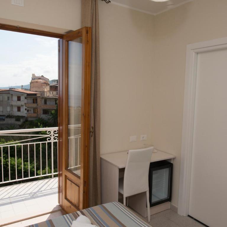 Donna Rosa Accommodation - Camera Matrimoniale con Balcone e Vista Mare - 4