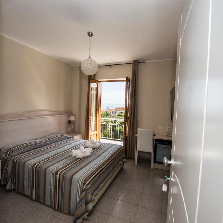 Donna Rosa Accommodation - Camera Matrimoniale con Balcone e Vista Mare - 1