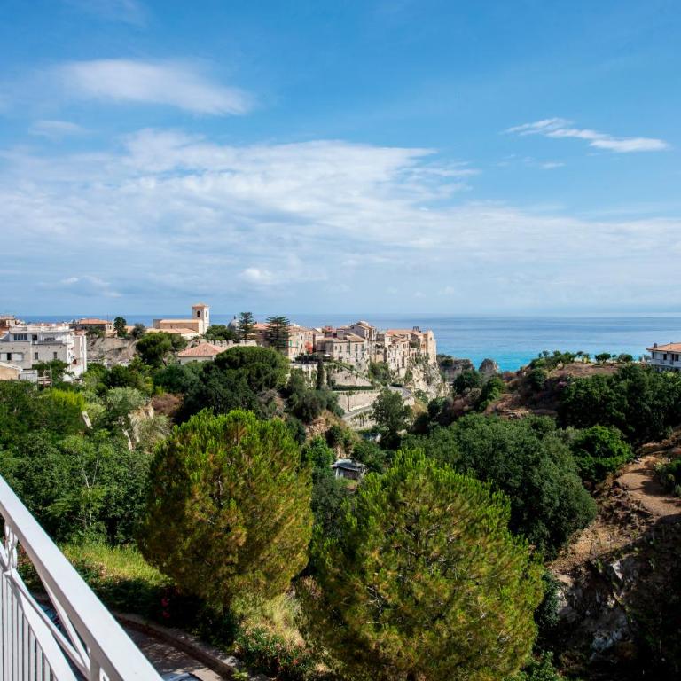 Donna Rosa Accommodation - Camera Matrimoniale con Balcone e Vista Mare - 2
