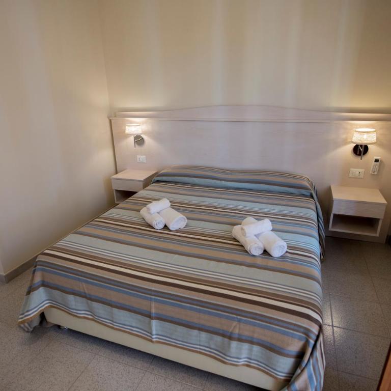 Donna Rosa Accommodation - Camera Matrimoniale con Vista Giardino - 6