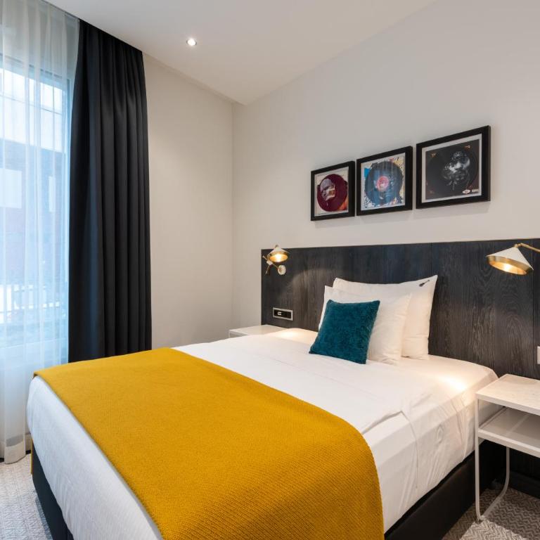 Hard Rock Hotel Davos - Studio-Suite Gold mit Kingsize-Bett - 3