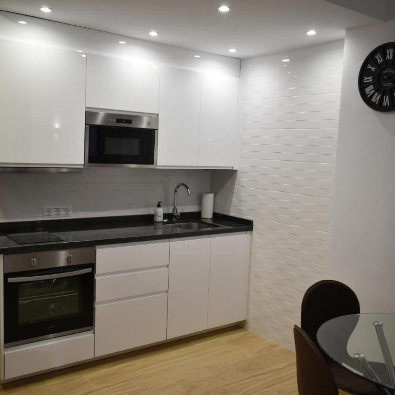 Benal Beach, Luxury Sea & Mountain View Beachside 1 Bedroom Apartment - Apartment with Sea View - 14