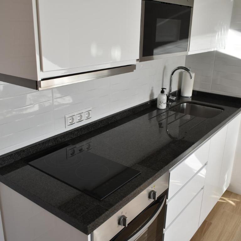 Benal Beach, Luxury Sea & Mountain View Beachside 1 Bedroom Apartment - Apartment with Sea View - 15