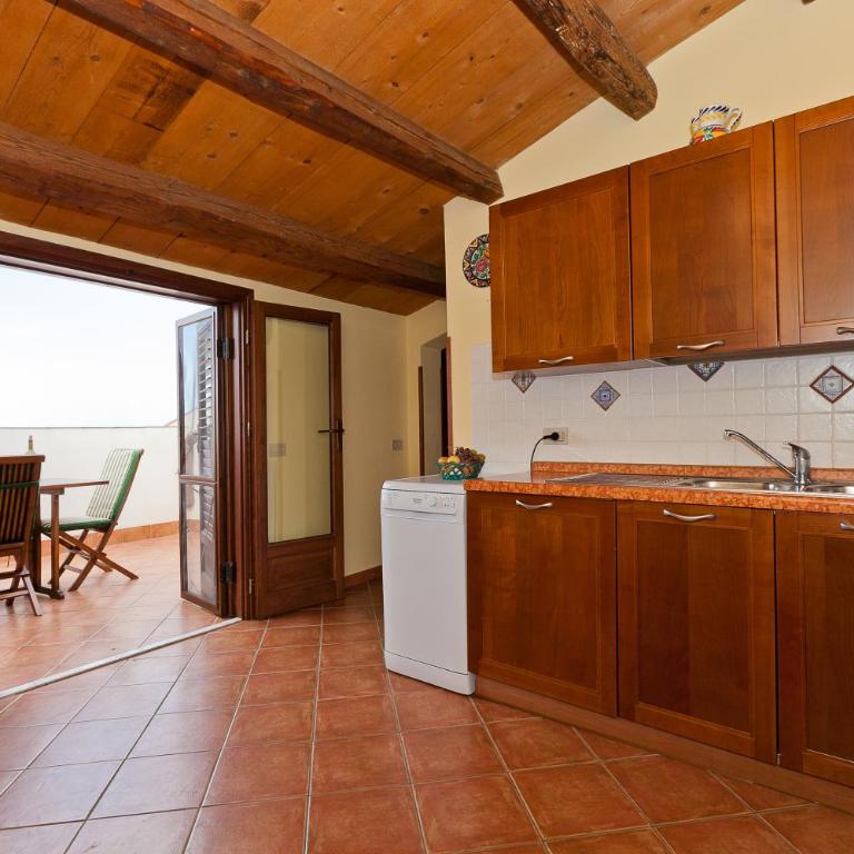 Terrazza del Centro (by Vacation Service) - Three-Bedroom Apartment with Terrace and Sea View - 8