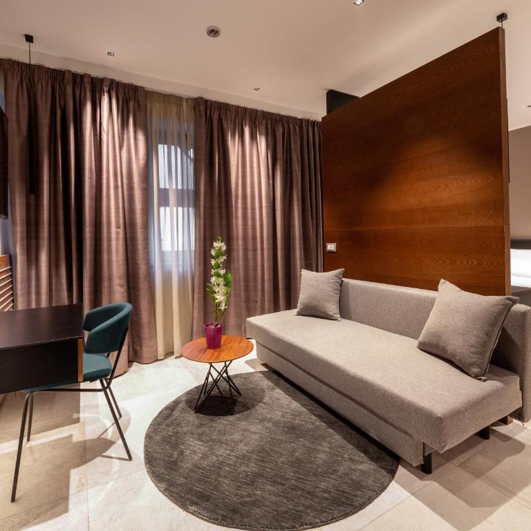 The Corner Duomo Hotel - Camera Comfort Familiare - 4