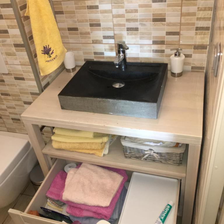 CAVALAIRE vue MER au loin MAISONNETTE TOUT ÉQUIPÉE POUR 4 PERSONNES AVEC PISCINE CLIM WIFI VÉLOS TV BARBECUES - Appartement - Vue sur Mer - 11