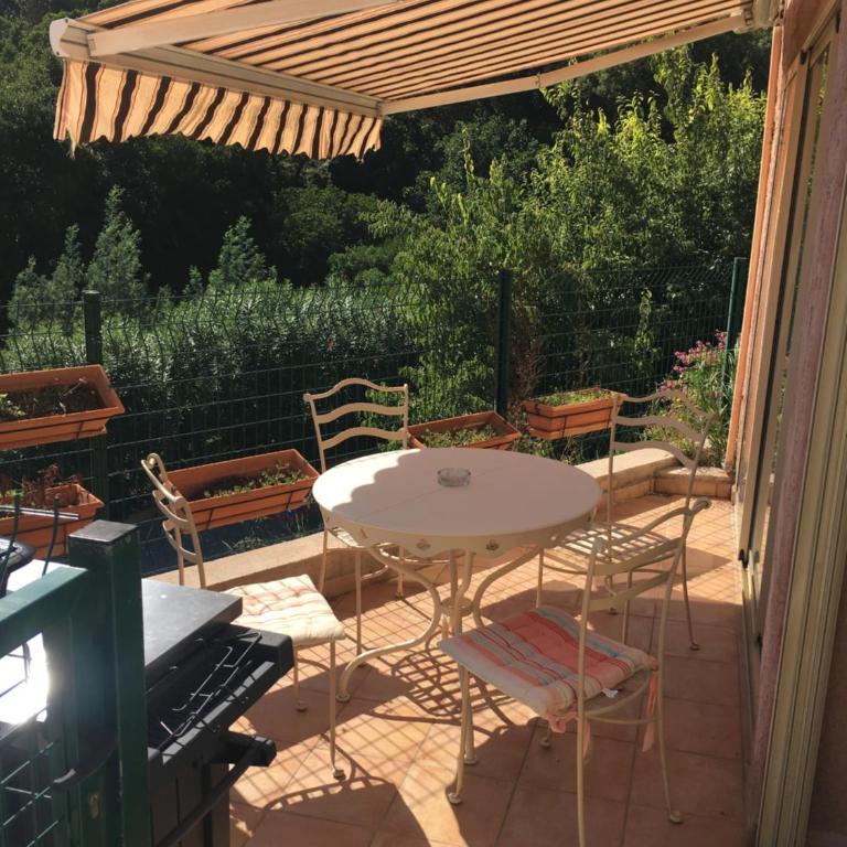 CAVALAIRE vue MER au loin MAISONNETTE TOUT ÉQUIPÉE POUR 4 PERSONNES AVEC PISCINE CLIM WIFI VÉLOS TV BARBECUES - Appartement - Vue sur Mer - 13