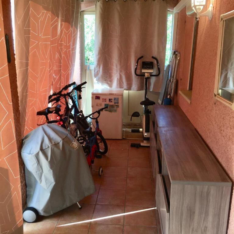 CAVALAIRE vue MER au loin MAISONNETTE TOUT ÉQUIPÉE POUR 4 PERSONNES AVEC PISCINE CLIM WIFI VÉLOS TV BARBECUES - Appartement - Vue sur Mer - 14