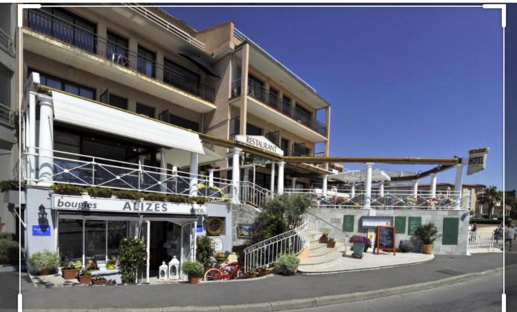 CAVALAIRE vue MER au loin MAISONNETTE TOUT ÉQUIPÉE POUR 4 PERSONNES AVEC PISCINE CLIM WIFI VÉLOS TV BARBECUES - Appartement - Vue sur Mer - 58