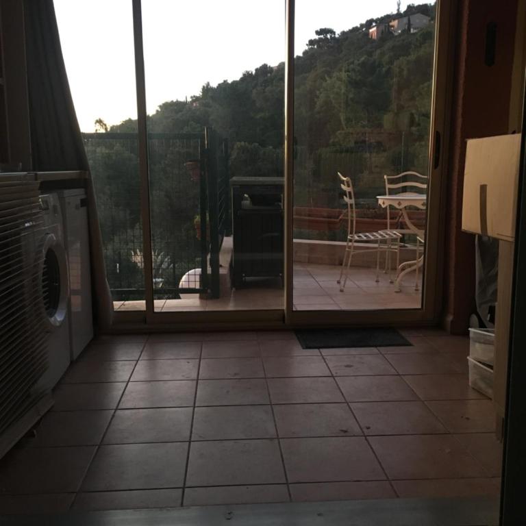 CAVALAIRE vue MER au loin MAISONNETTE TOUT ÉQUIPÉE POUR 4 PERSONNES AVEC PISCINE CLIM WIFI VÉLOS TV BARBECUES - Appartement - Vue sur Mer - 37