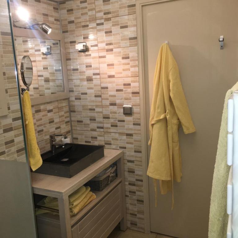 CAVALAIRE vue MER au loin MAISONNETTE TOUT ÉQUIPÉE POUR 4 PERSONNES AVEC PISCINE CLIM WIFI VÉLOS TV BARBECUES - Appartement - Vue sur Mer - 12