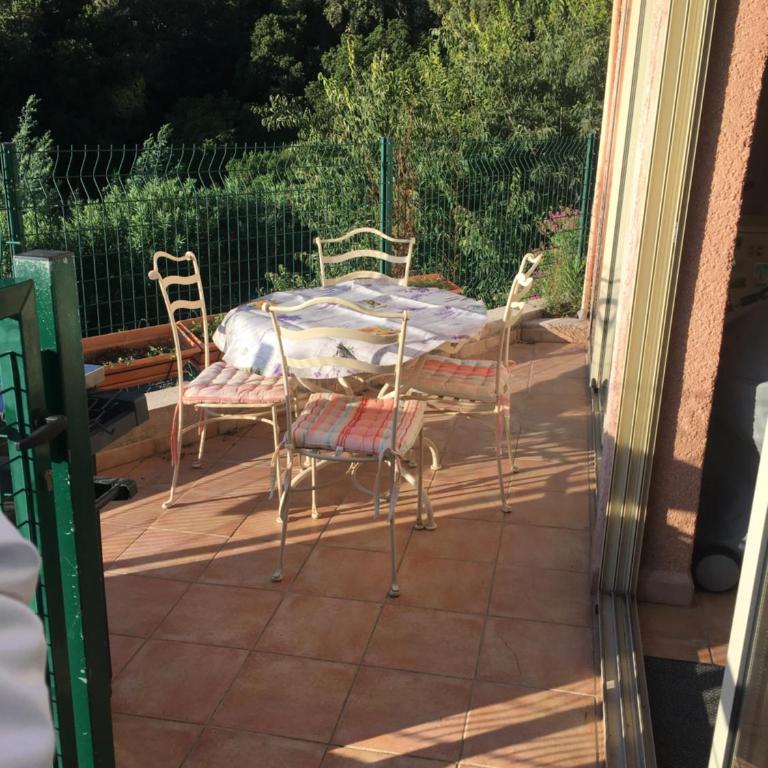 CAVALAIRE vue MER au loin MAISONNETTE TOUT ÉQUIPÉE POUR 4 PERSONNES AVEC PISCINE CLIM WIFI VÉLOS TV BARBECUES - Appartement - Vue sur Mer - 39