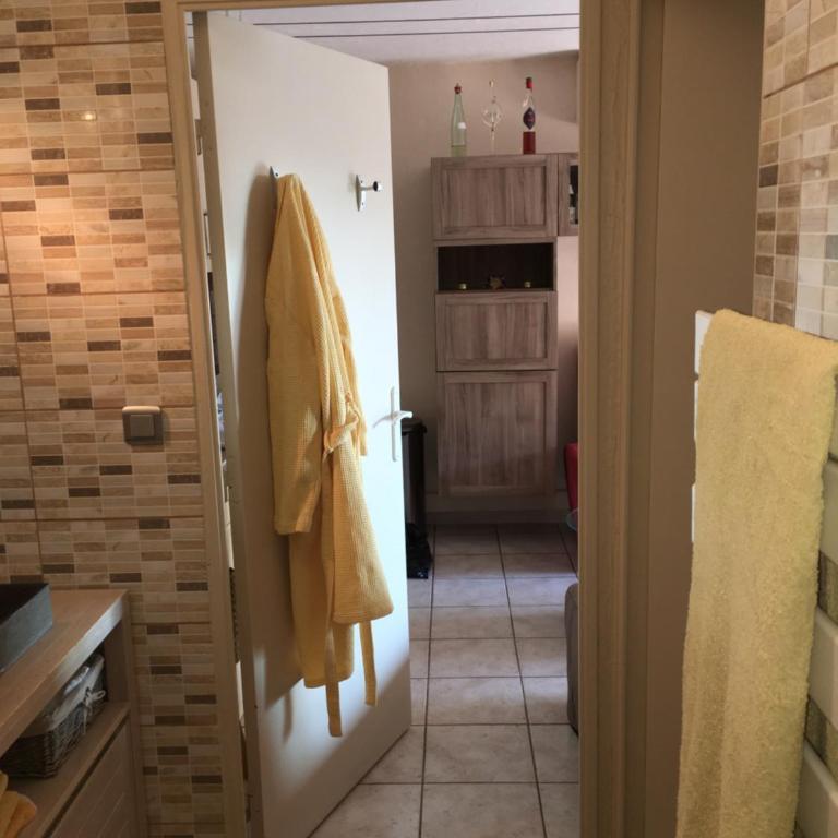 CAVALAIRE vue MER au loin MAISONNETTE TOUT ÉQUIPÉE POUR 4 PERSONNES AVEC PISCINE CLIM WIFI VÉLOS TV BARBECUES - Appartement - Vue sur Mer - 31