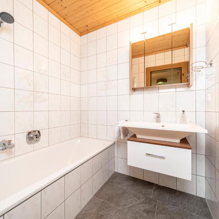 Gästehaus Gratlspitz - Einzelzimmer mit Zustellbett - 2