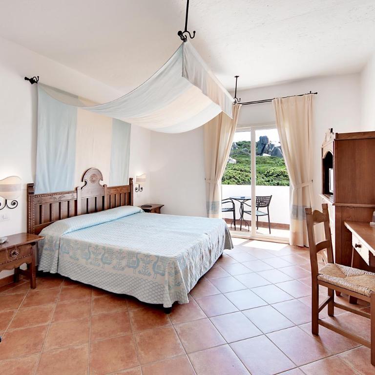 COLONNA GRAND HOTEL CAPO TESTA, a Colonna Luxury Beach Hotel, Santa Teresa Sardegna - Camera Tripla Classic (3 Adulti) - 2