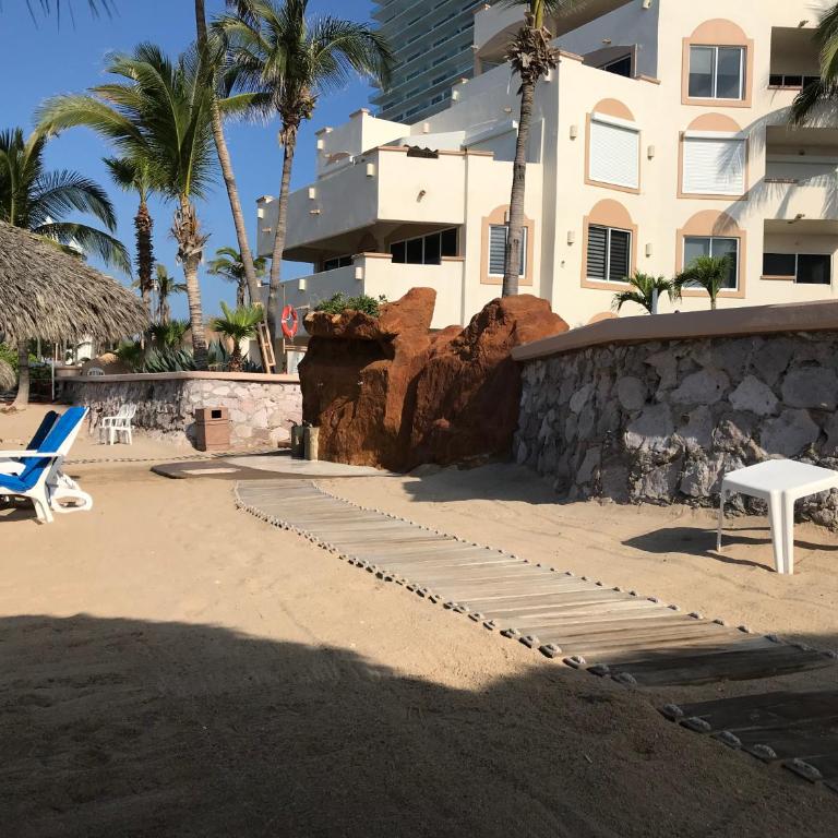 Costa Bonita Condominiums & Beach Resort - Primer planta - Two-Bedroom Apartment - 25