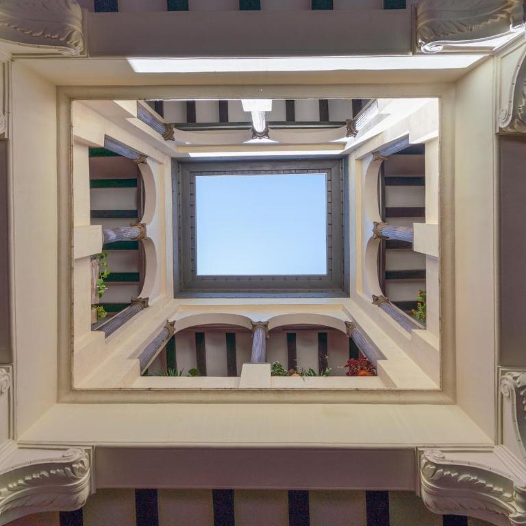 El Palacio de Argensola by Alogest - Two-Bedroom Apartment - 24