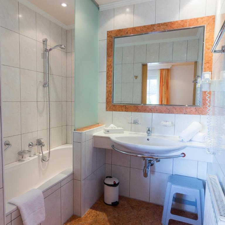 Hotel Garni Martina - Doppelzimmer mit Balkon - 7