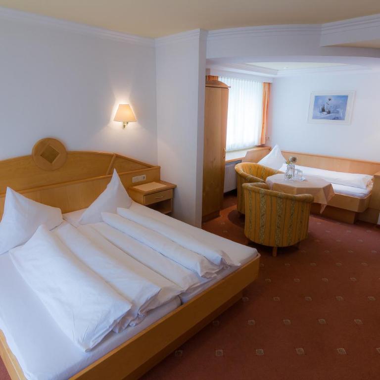 Hotel Garni Martina - Dreibettzimmer mit Balkon - 2
