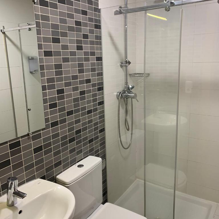 Hostal Falfes - Double or Twin Room with Private Bathroom - 10