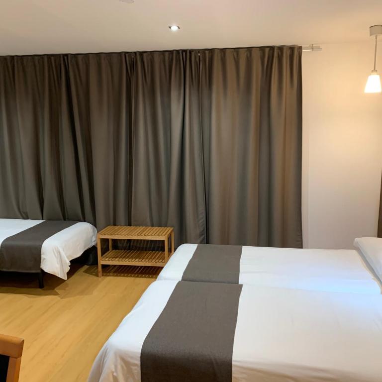 Hostal Falfes - Triple Room with Shower - 4