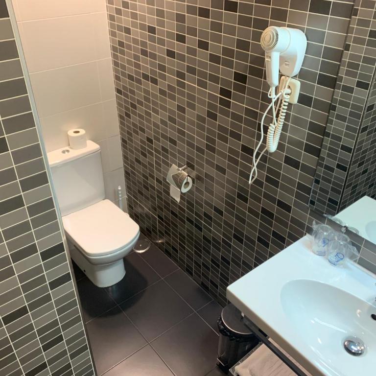 Hostal Falfes - Double or Twin Room with Private Bathroom - 6