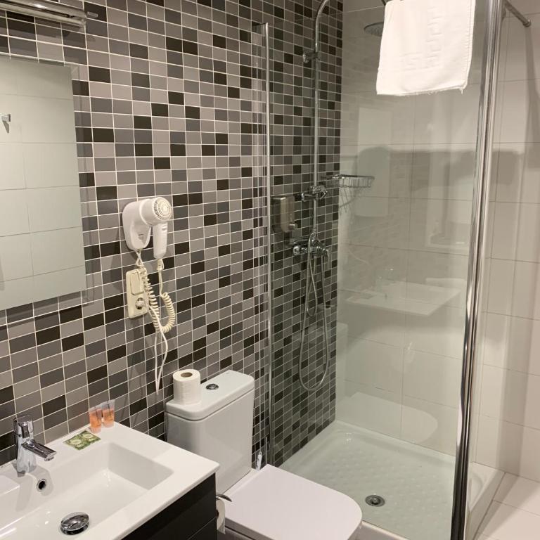 Hostal Falfes - Triple Room with Shower - 3