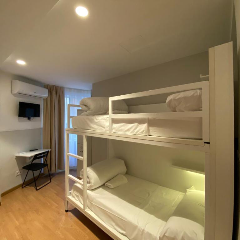 Far Home Gran Vía - Quadruple Room with Private Bathroom - 6