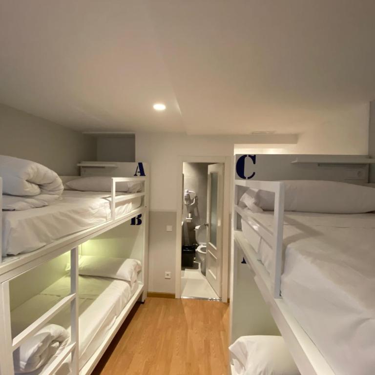 Far Home Gran Vía - Quadruple Room with Private Bathroom - 3