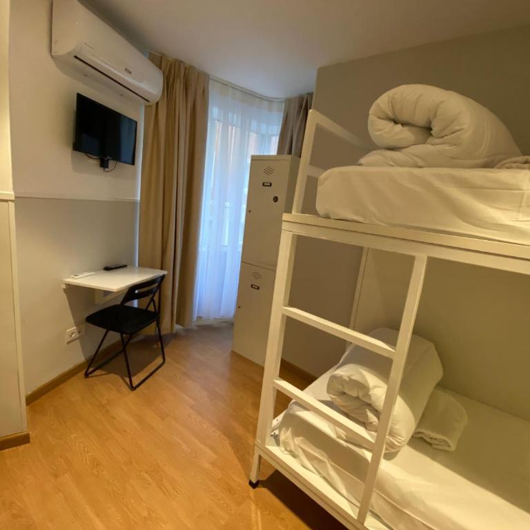 Far Home Gran Vía - Quadruple Room with Private Bathroom - 2
