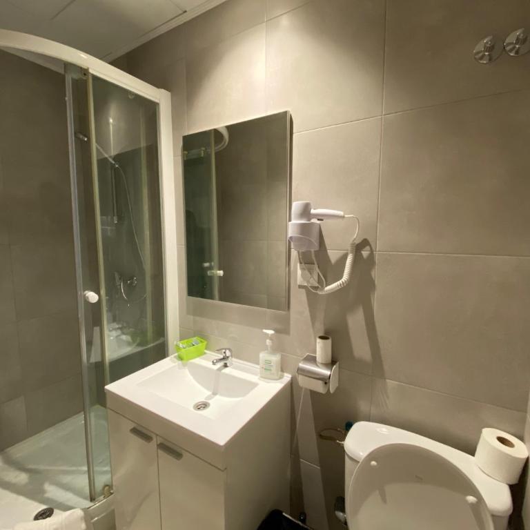 Far Home Gran Vía - Quadruple Room with Private Bathroom - 1