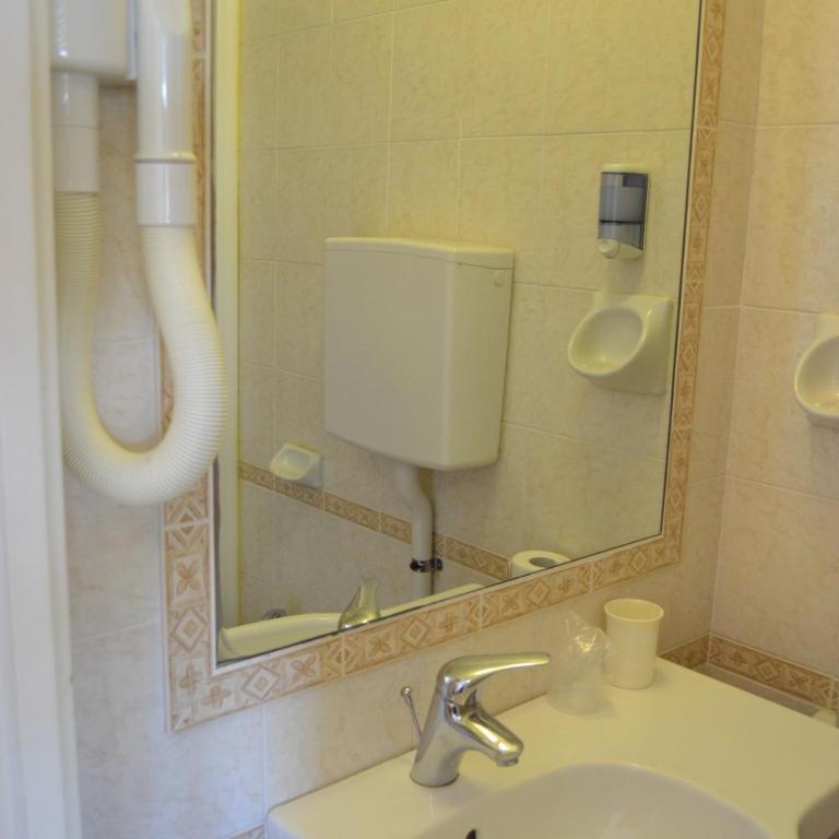 Hotel Apis - Camera Quadrupla - 3