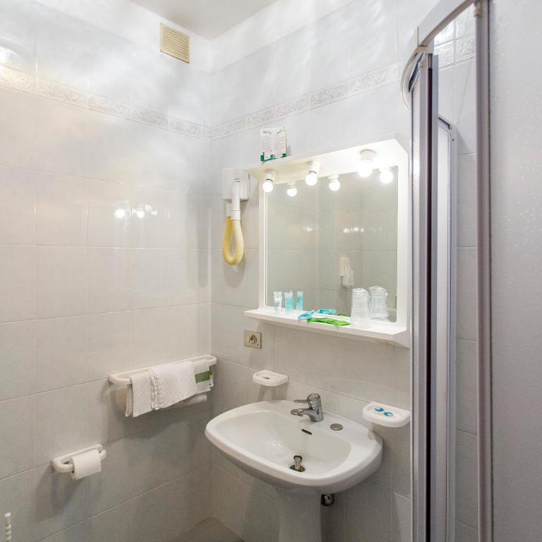 Hotel Touring - Camera Familiare (2 Adulti + 1 Bambino) - 4