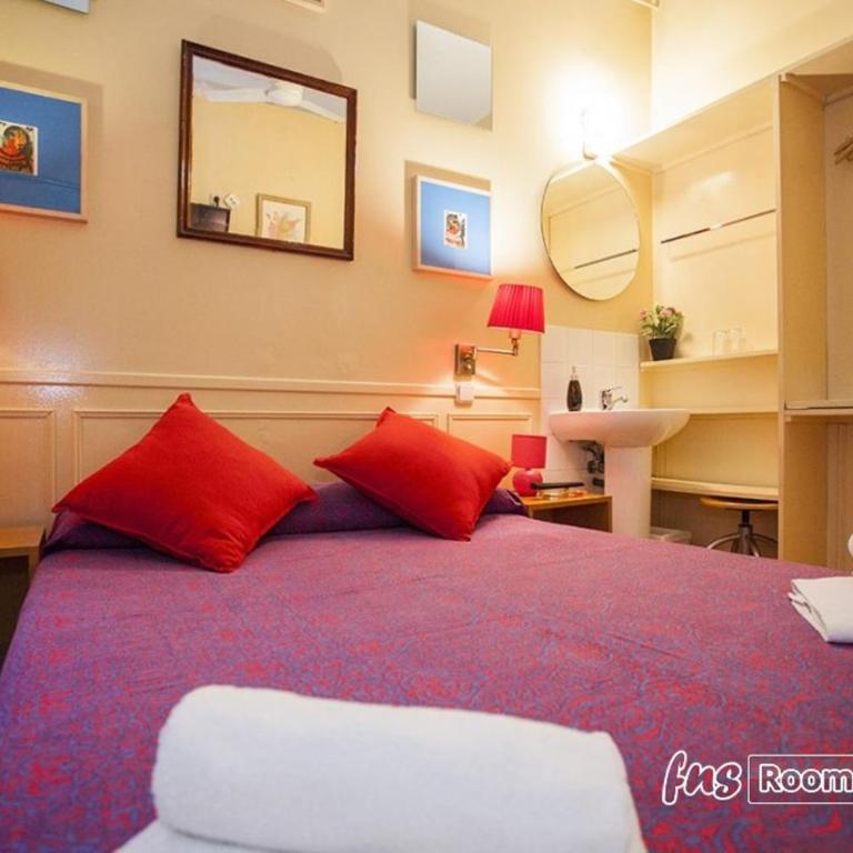 Hostal La Fontana - Standard Double Room with Shared Bathroom - 1