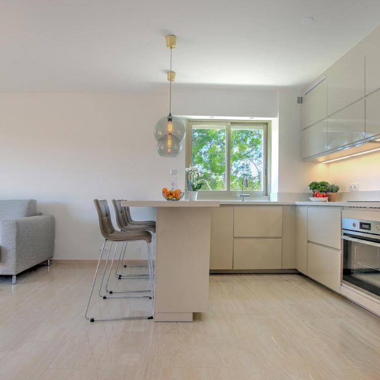 Modern Family Home 5 min to Beach +Pool +Garage - Appartement 1 Chambre - 10
