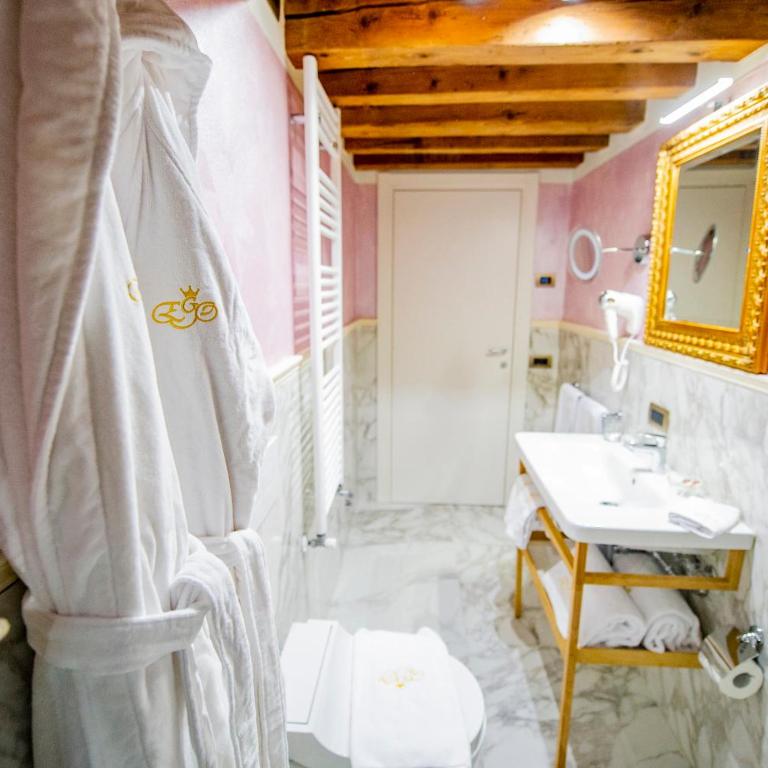 EGO' Residence Venice - Camera Matrimoniale Deluxe con Letto Supplementare e Vista Canale San Salvador. - 3