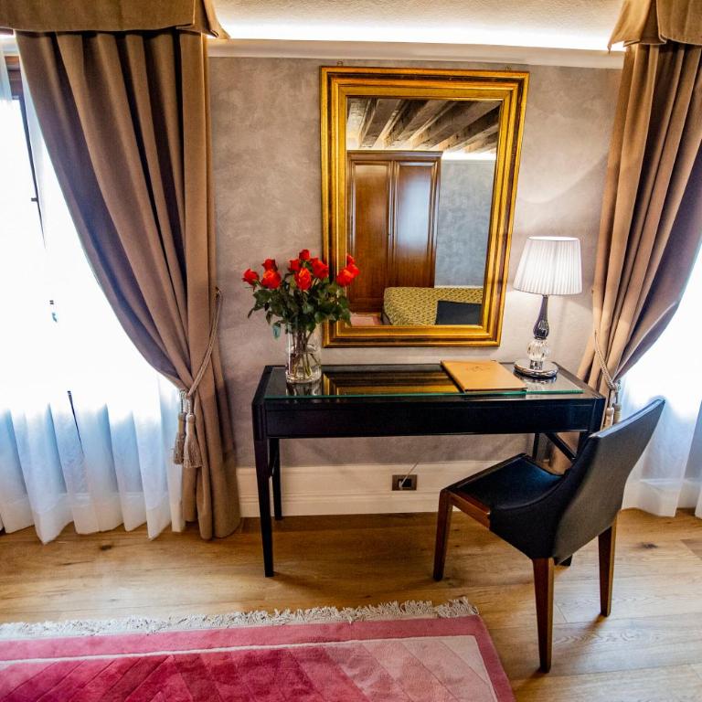 EGO' Residence Venice - Camera Matrimoniale Deluxe con Letto Supplementare e Vista Canale San Salvador. - 1