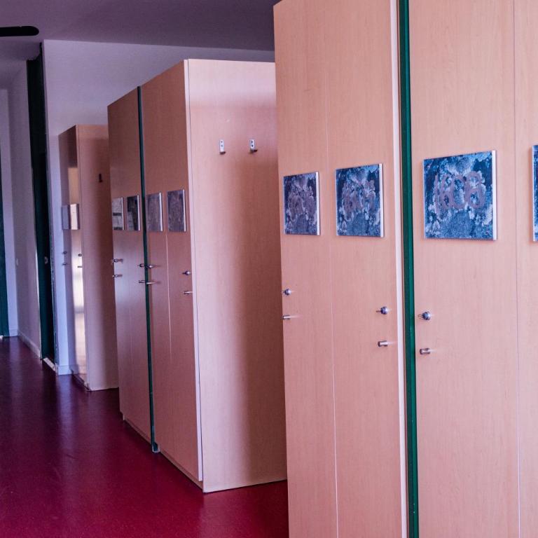 Inout - Bed in 10-Bed Mixed Dormitory Room with Private Bathroom - 3
