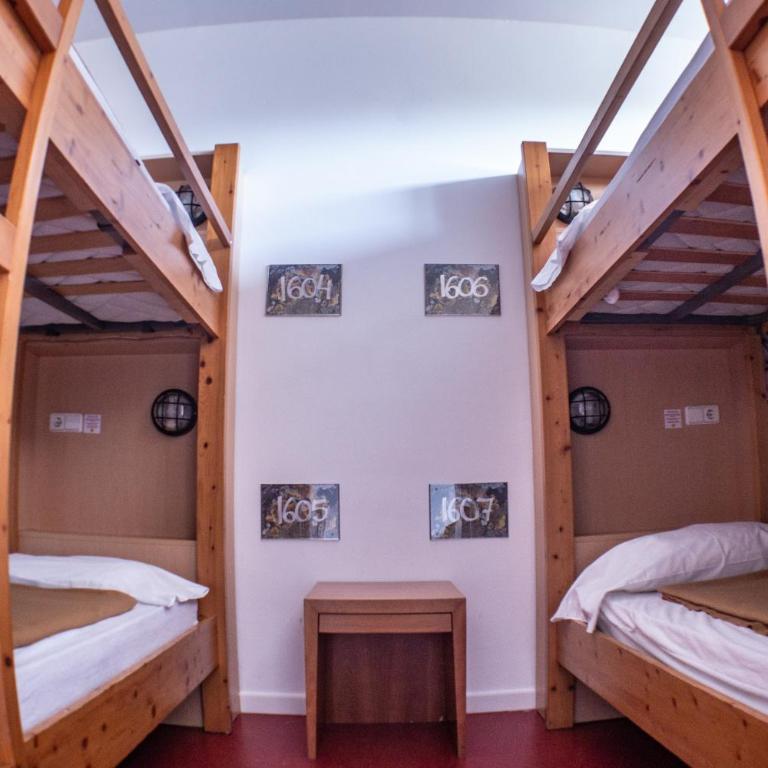 Inout - Bed in 10-Bed Mixed Dormitory Room with Private Bathroom - 5